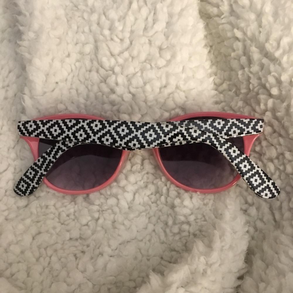 Plastic sunglasses - Picture 2 of 5